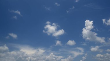 Yaz mavisi gökyüzü bulutu gradyan açık beyaz zemin. Güneşin altında açık bulutlu bir güzellik sakin bir kış havası. Hüzünlü canlı cyan