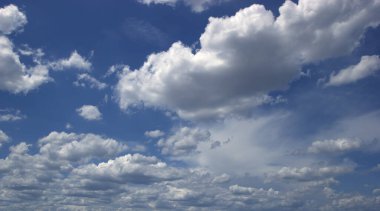 Güneş kabarık bulutların arasında parlıyor Gökyüzü manzarası