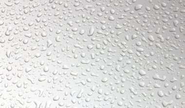 Beyaz bronz bir duvara su damlıyor.