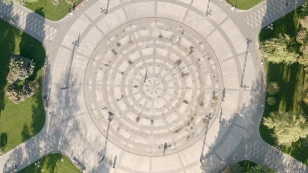 人々は平和な都市の広場を歩く 空中のオーバーヘッドドローンショット 人々は平和な時間にハリコフの乾燥した噴水広場を歩き回る — ストック動画