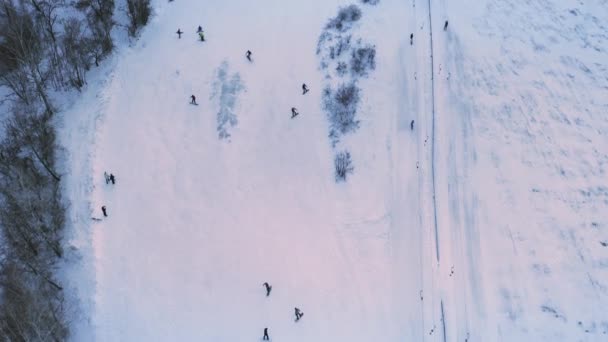 Snowboarder Beim Snowboarden Auf Der Schneebedeckten Piste Eines Skigebiets Drohnenschuss — Stockvideo