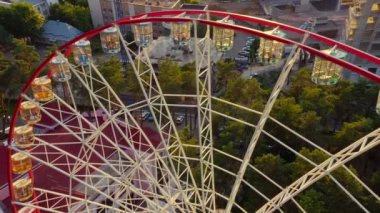 Harkiv 'de büyük dönme dolap cazibesi. Gorky Parkı, Harkiv Ukrayna. Şehrin arka planına karşı dönme dolap Dolly 'nin uzaktan kumandalı uçağı..