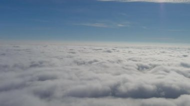 Yerin üstündeki sis panoraması: kabarık bulutlar ve mavi gökyüzü. Yerin üstündeki troposferin hava katmanı..