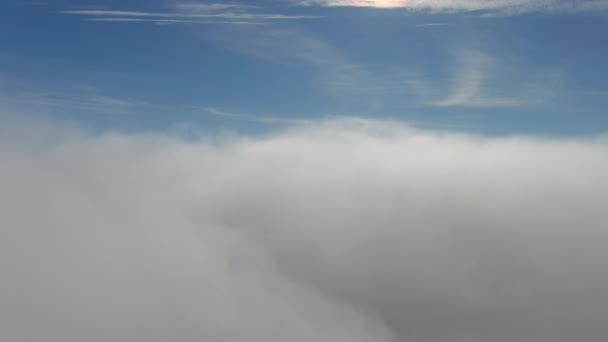 Πανόραμα Ομίχλης Πάνω Από Έδαφος Χνουδωτά Σύννεφα Και Μπλε Ουρανός — Αρχείο Βίντεο