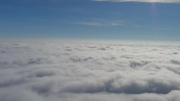 Panorama Van Mist Boven Grond Pluizige Wolken Blauwe Lucht Weerlaag — Stockvideo