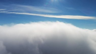 Hava yer üstünde iklimi değiştiriyor. Yerin üstünde büyük beyaz bulutlar. Yoğun bulutların olduğu bir dönemde ufuk..
