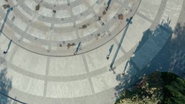 İnsanlar barış zamanında Kharkiv 'deki çeşme meydanında yürüyorlar. Huzurlu bir şehirde insanlar bir meydanda yürüyorlar. Havadan çekilen insansız hava aracı..