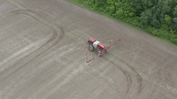 一辆自动施肥的拖拉机在农田上完成了作业 拖拉机拔出农用设备 无人驾驶飞机发射 — 图库视频影像