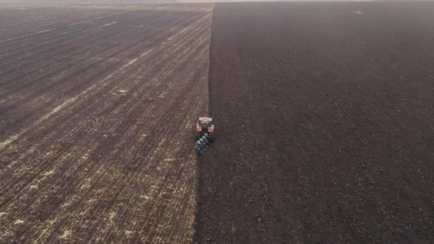 Traktor Bekerja Tanah Dengan Bajak Traktor Membajak Tanah Hitam Yang — Stok Video