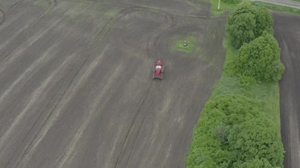 Traktor Pro Hnojení Opouští Pole Vzdušný Panoramatický Výstřel Zemědělské Stroje — Stock video