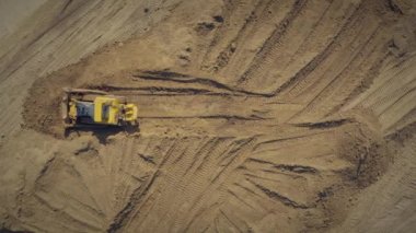 Bir buldozerle yol yapımı. Üst Manzara Sarı Buldozer 'in havadan atılan bir uçakla yere düştüğünü gösteriyor. Dünya inşaatı.