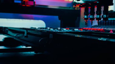 Pick and Place robotu tarafından otomatik bilgisayar sistemi üretimi. Bilgisayar çipleri ve bilgisayar kartları monte etmek için robot manipülatörleri, tamir için elektronik bileşenleri yerleştirdiler.