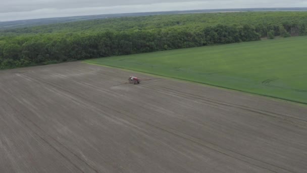 Combine Tractor Watering Machine Drives Field Green Trees Aerial Drone — Vídeo de Stock