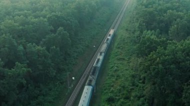 Yük treninin uzun yolu. Yük treninin Drone çekimi, nakliye lojistik konsepti. Vagonlarla tren nakliye ve mal teslimatı. Hava görüntüsü drone görüntüsü.