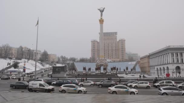 Jalan Utama Kyiv Mobil Berdiri Jalan Dekat Maidan Nezalezhnosti Square — Stok Video
