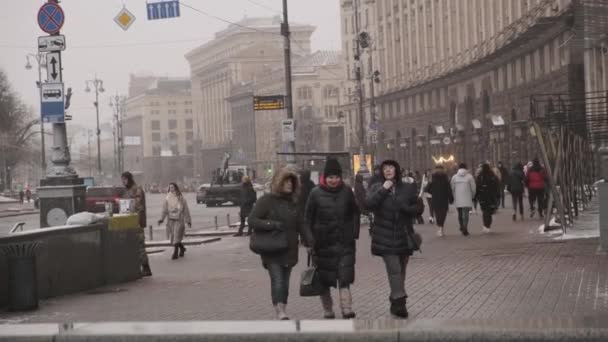 Ludzie Spacerują Ulicą Chreszczatyk Kijowie Pochmurny Dzień Podczas Wojny Centralna — Wideo stockowe