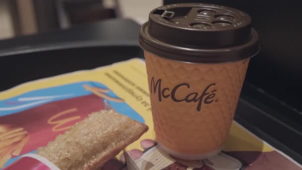 マクドナルドのレストランでコーヒーを飲み トレイにチェリージャムをかけたパイ ファーストフードレストランでのコーヒーとデザート 1月2023 キエフ ウクライナ — ストック動画