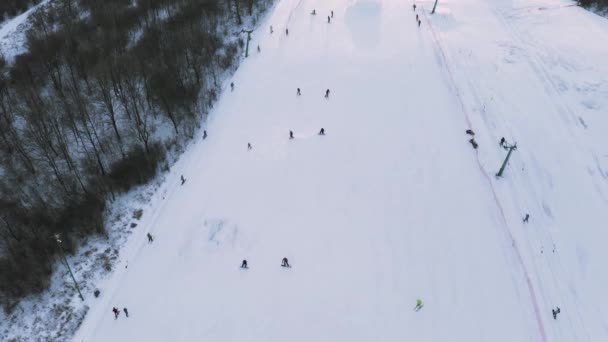 Зимние Виды Спорта Лыжников Сноубордистов Скользящих Склонам Холмов Снежный Пейзаж — стоковое видео