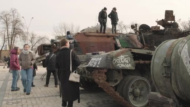Wreckage Russian Military Equipment Destroyed 2023 Ruins Stand Reminder Ukraines — Videoclip de stoc