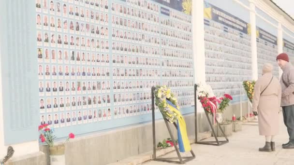 Mourners Lay Flowers Memorial Wall Honoring Those Who Died Ukraine — Wideo stockowe