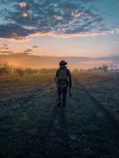 Modern Soldier Walks East Mission Duty Protection Morning Sun Casts — Foto de Stock