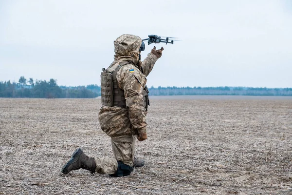 Ukrainska Armé Soldat Knäböjer Ett Fält Och Skjuter Quadcopter Skyn Royaltyfria Stockfoton