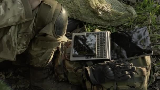 Żołnierz Używa Tabletu Klawiaturą Telefonu Rozpoznania Technologia Komputerowa Nowoczesnej Armii — Wideo stockowe