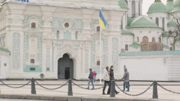 人々は聖ソフィア教会の鐘楼を背景にキエフの通りを歩いています 戦争中のキエフ中心部の路上での生活 2023 キエフ ウクライナ — ストック動画