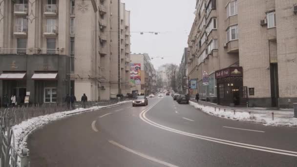 Samochód Przejeżdża Ulicami Centrum Kijowa Pochmurny Dzień Widok Bliska Szczegółami — Wideo stockowe