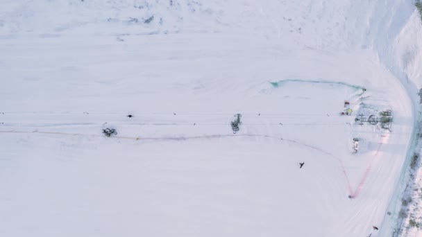 冬雪坡在滑雪基地 人们滑雪和放松 在雪地上的冬季运动和娱乐活动 许多在雪地上滑雪场的人在度假胜地滑行 空中无人驾驶飞机射击 人们在滑雪和滑雪板上的活动 — 图库视频影像