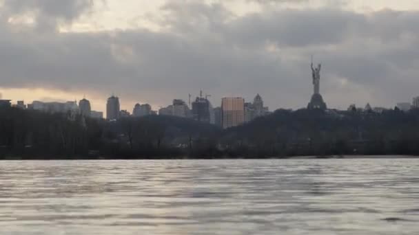 Air Sungai Dnipro Latar Belakang Monumen Tanah Air Kyiv Maret — Stok Video