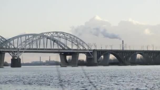 Vista Del Puente Ferroviario Darnytsky Través Del Río Dnipro Kiev — Vídeo de stock