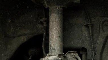 Araç dengeleyici rafları ve tekerlek fren diskleri - Araç bakım istasyonunda sökülme işlemi - Eski kullanılmış fren diskleri ve araç dengeleyici rafları sökülme sırasında.