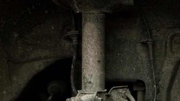 車輪ブレーキディスク付き車両安定ラック 車両メンテナンスステーションでの分解プロセス 解体中の古い中古ブレーキディスクと車両安定ラック — ストック動画