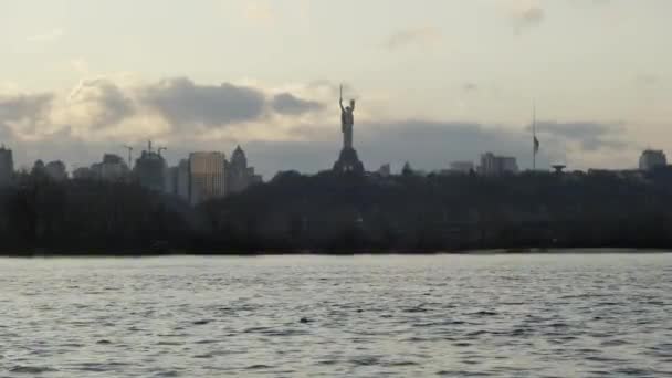 Evening Panorama Kyiv Waterfront Area Patung Monumen Tanah Air Ukraina — Stok Video