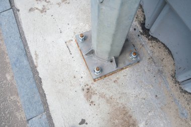  Metal destek beton zemine çiviler ve fındıklar ile tutturulmuş.