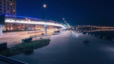 Kyiv kentinde akşam trafiği: yayalar ve turistler akşam Poshtova Meydanı boyunca yürüyorlar. Kyiv 'deki insanlar boş günlerinde şehirde dolanıyorlar: şehrin akşam ışıklarıyla vakit geçirmek..