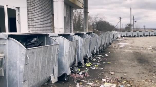 Muitas Latas Lixo Sujas Coleção Lixo Doméstico Homem Atira Lixo — Vídeo de Stock