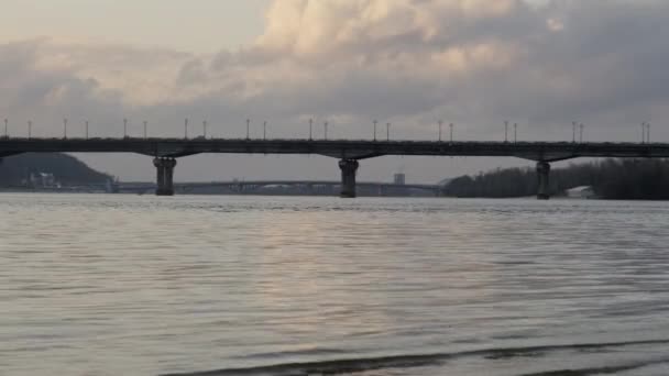 Most Dźwigarów Rozciąga Się Nad Spokojnym Jeziorem Zachmurzonym Niebem Tle — Wideo stockowe