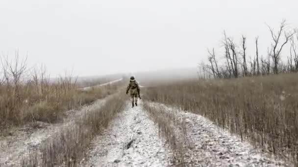 Man Soldier Traverse Snowy Dirt Road Winter Landscape Surrounded Trees — Vídeo de stock