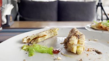 Restoran masasında ağız sulandırıcı tabakların yakın plan çekimleriyle şeflerin yeteneklerini yakalayın. Parmak yemeklerinden, konforlu yiyeceklere kadar her tabakta en iyi malzemeler bulunur ve üretilir.
