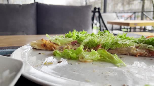Piatto Pizza Condito Con Lattuga Una Pianta Terrestre Servito Piatto — Video Stock