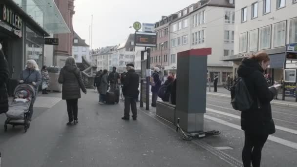 Eine Bunte Gruppe Von Menschen Wartet Einer Bushaltestelle Der Stadt — Stockvideo