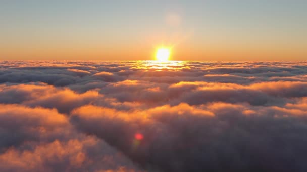 태양은 세트로 하늘에 구름을 그리며 눈부신 애프터글로우를 만듭니다 — 비디오