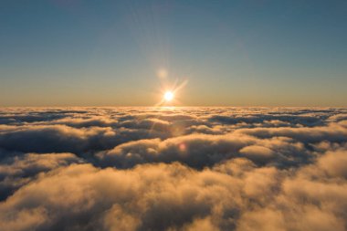 Güneş ışığı atmosferik fenomendeki kümülüs bulutlarını delip geçiyor ve alacakaranlıkta gökyüzünde güzel bir parıltı yaratıyor.