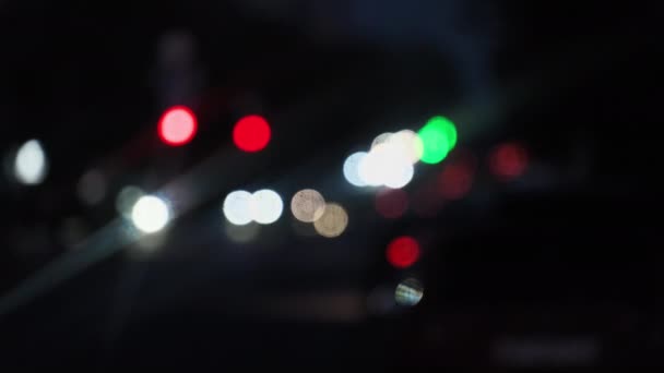 자동차 저녁에 교통의 초점화 분위기의 — 비디오