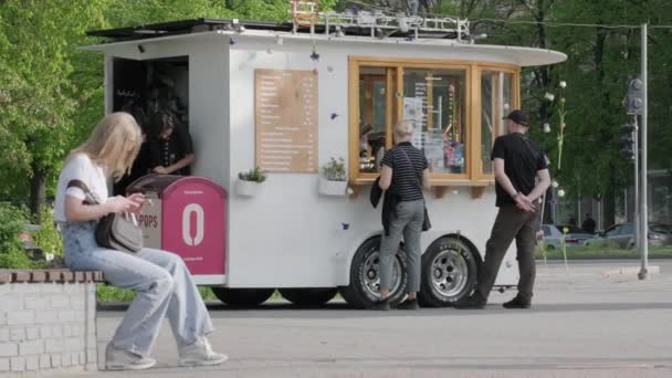 Petit Camion Nourriture Rue Cafétéria Sur Roues Les Gens Dans — Video