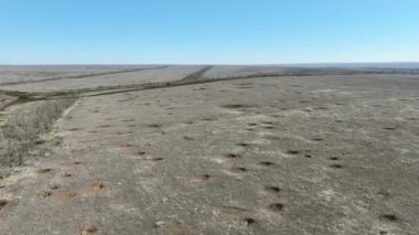 Topçu bombardıman toplarının yerdeki bacaları: Rusya-Ukrayna savaşı sırasında bombardıman altında ve savunma mevzilerinde imha edilmiş askeri teçhizatın havadan insansız hava aracı atışı.