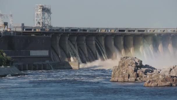 Bir Şelale Barajdan Aşağı Suyla Taşar Çarpıcı Bir Doğal Manzara — Stok video