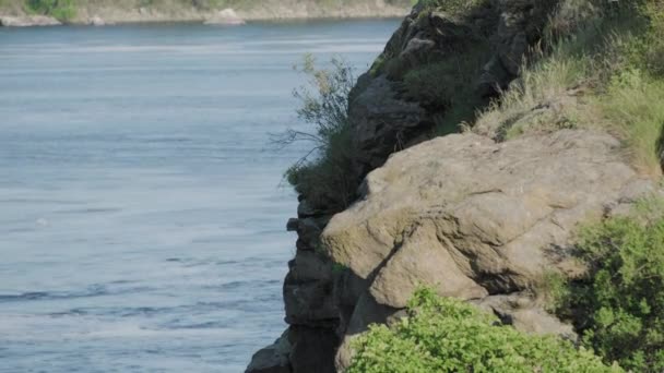 Tranquil Video Capturing Massive Rock Cliff River Picturesque Landscape Rocky — Vídeo de Stock